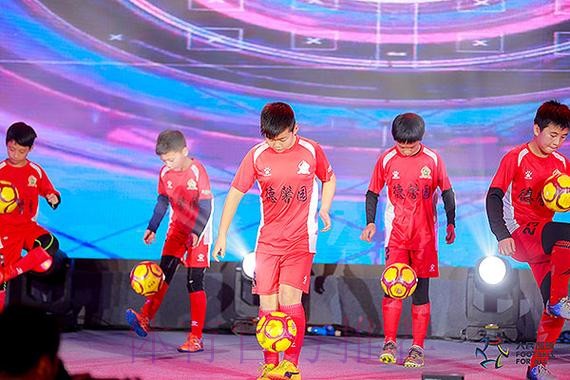 为热爱加冕 2018人民足球颁奖典礼在长沙举行